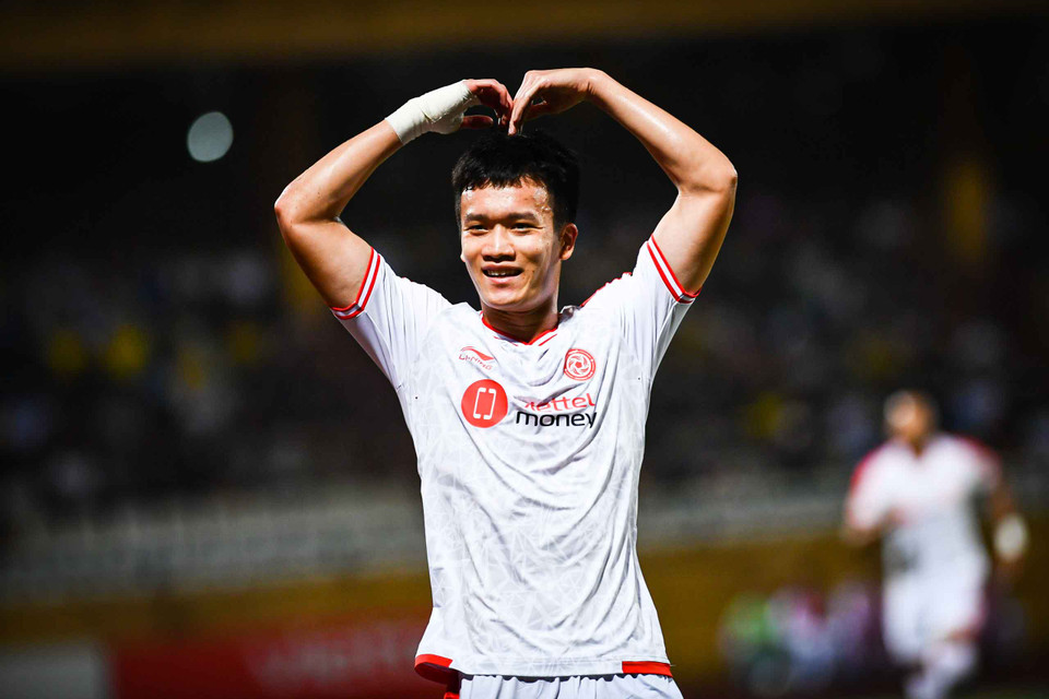 Hoàng Đức ăn mừng bàn thắng mở tỷ số đầy phấn khích. Thời gian qua, tiền vệ sinh năm 1998 đang chơi ngày một hay khi được đẩy cao hơn trên hàng tấn công và thường xuyên uy hiếp khung thành đối thủ. (Ảnh: PV/Vietnam+)