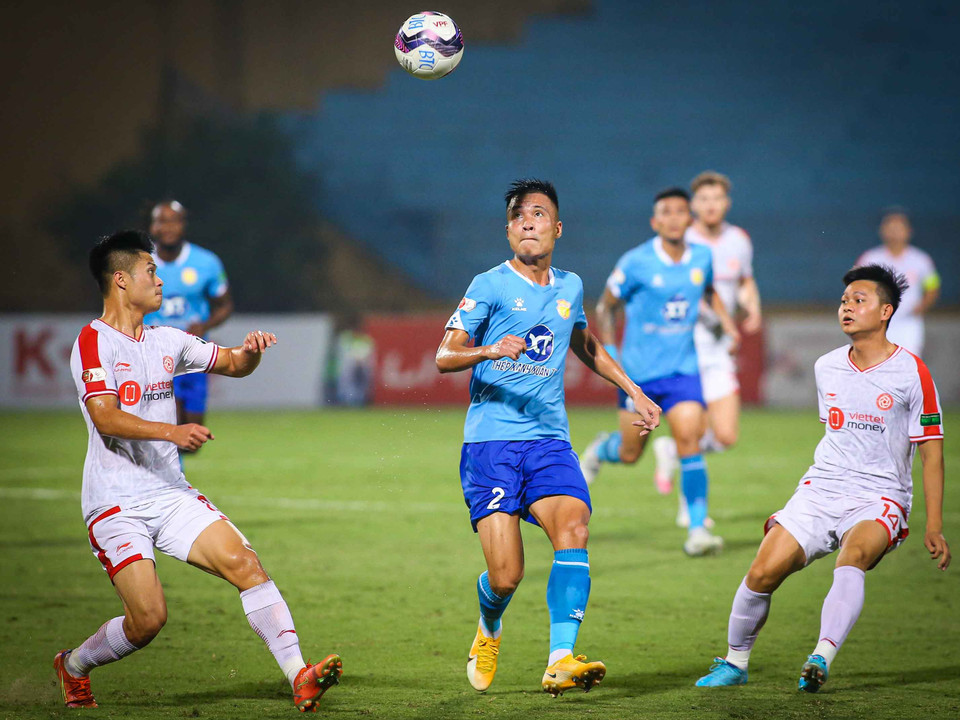 Ngược lại, thất bại khiến Nam Định sẽ phải vất vả đua trụ hạng, bởi chỉ hơn 4 điểm so với đội bét bảng Sài Gòn. (Ảnh: PV/Vietnam+)