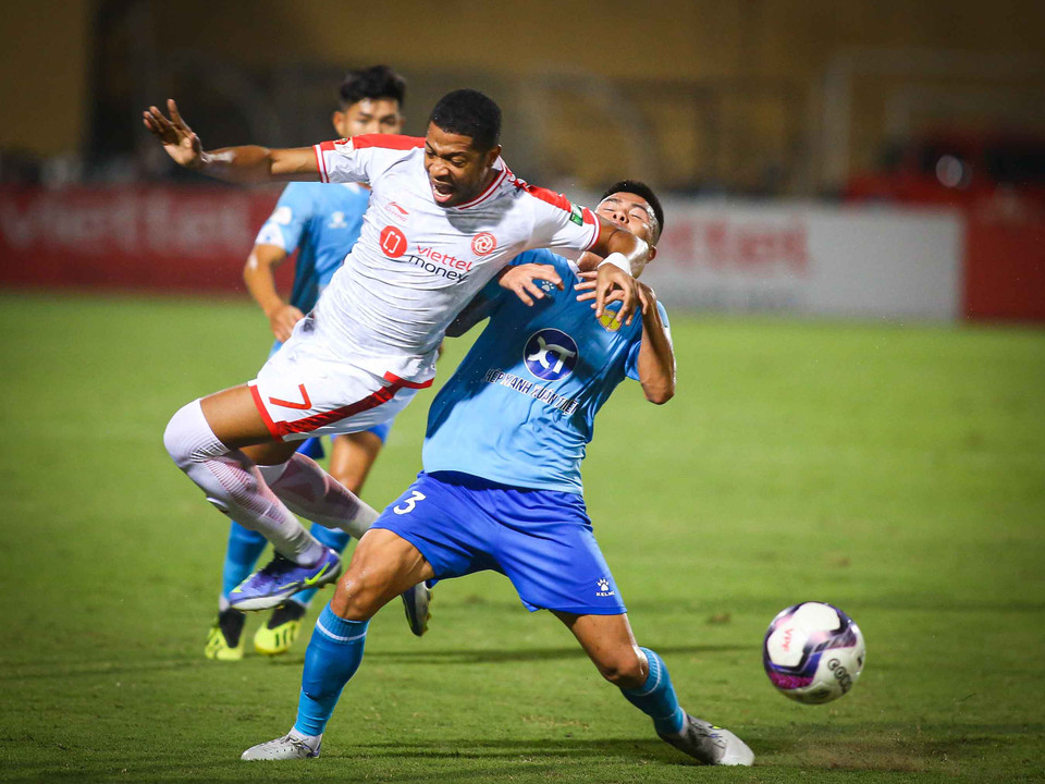 Hai bàn thắng sớm của tiền vệ số 28 của Viettel khiến Nam Định đánh mất thế trận dù nhập cuộc không đến nỗi nào trên sân khách. (Ảnh: PV/Vietnam+)