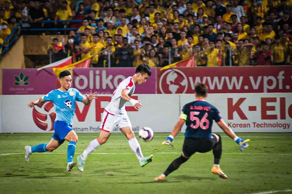 Ở bàn thắng đầu tiên, Hoàng Đức xử lý bóng khéo léo để loại bỏ hậu vệ đối phương theo kèm và đối mặt thủ môn. Sau đó, tiền vệ tuyển Việt Nam khéo lốp bóng qua đầu thủ môn Đinh Xuân Việt bên phía đối thủ ở phút 13. (Ảnh: PV/Vietnam+)