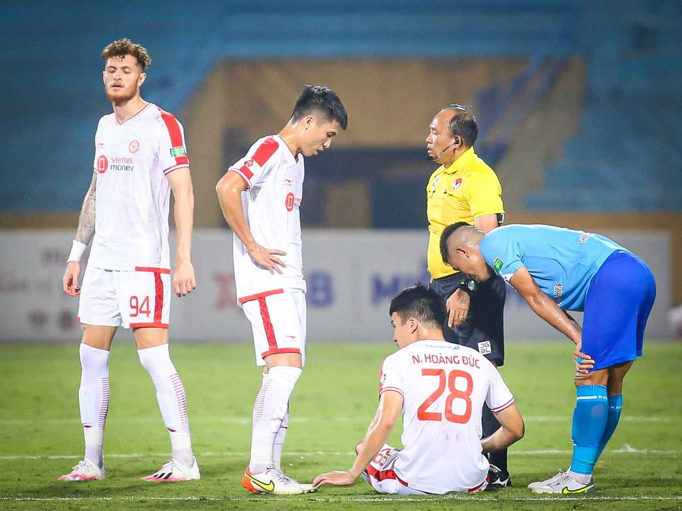 Tuy nhiên, màn tỏa sáng cá nhân chưa được trọn vẹn khi Hoàng Đức gặp chấn thương đầu gối và phải rời sân sớm ở phút 40. (Ảnh: PV/Vietnam+)
