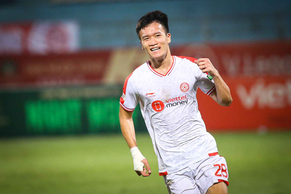 Chính lối chơi này giúp Hoàng Đức ghi bàn thắng thứ hai ở phút 32 khi áp sát khung thành đối thủ, tận dụng sai lầm của thủ môn đối phương để nhân đôi cách biệt. (Ảnh: PV/Vietnam+)