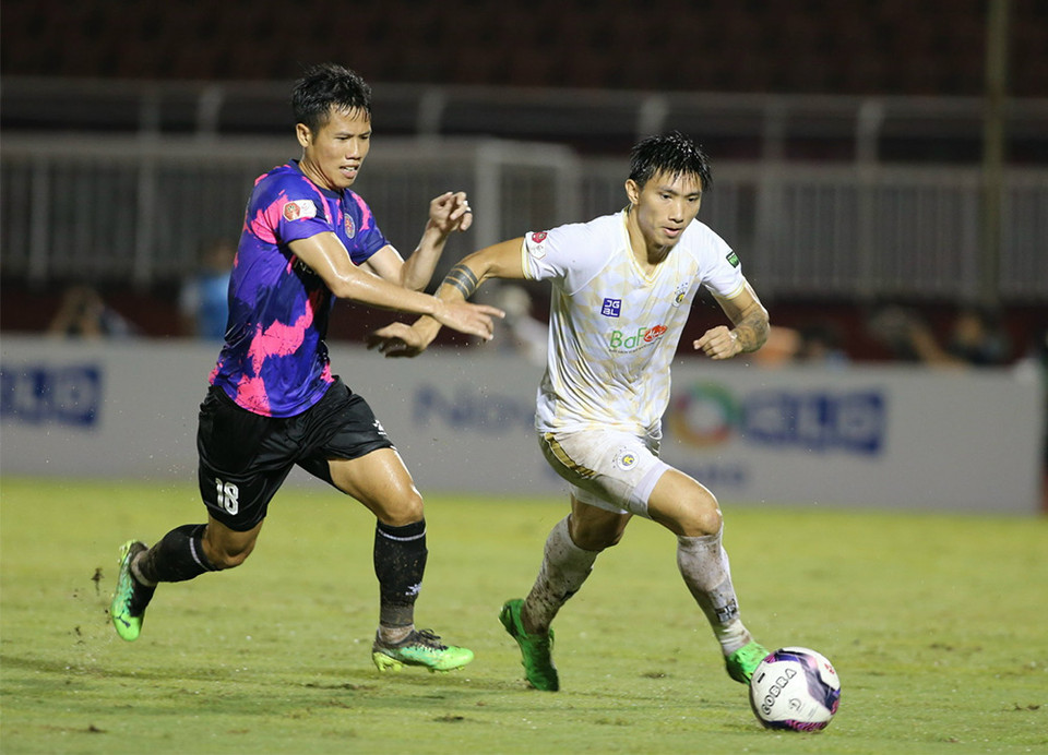  Cầu thủ sinh năm 1999 vẫn còn để lại nhiều hành động 'thừa' như nhiều trận đấu trước. Cụ thể, ở trận đấu với Sài Gòn FC vừa qua, Đoàn Văn Hậu có tình huống chơi bóng tiểu xảo, đạp mũi giày vào ngoại binh bên phía đối thủ. (Ảnh: VPF)