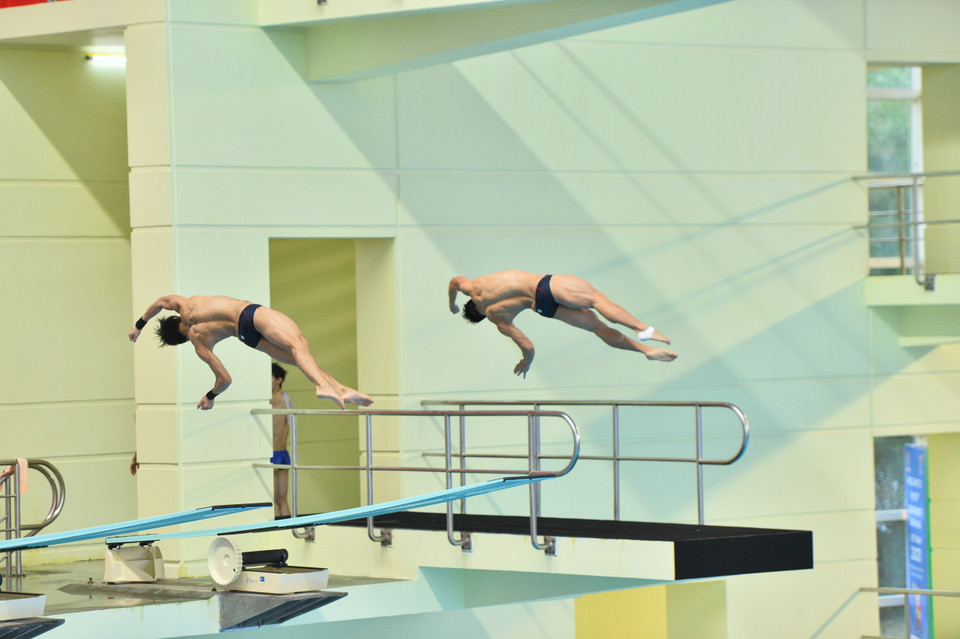 Hình ảnh đẹp ở nội dung nhảy cầu mềm 3m dành cho nam của bộ đôi vận động viên Indonesia. (Ảnh: PV/Vietnam+)