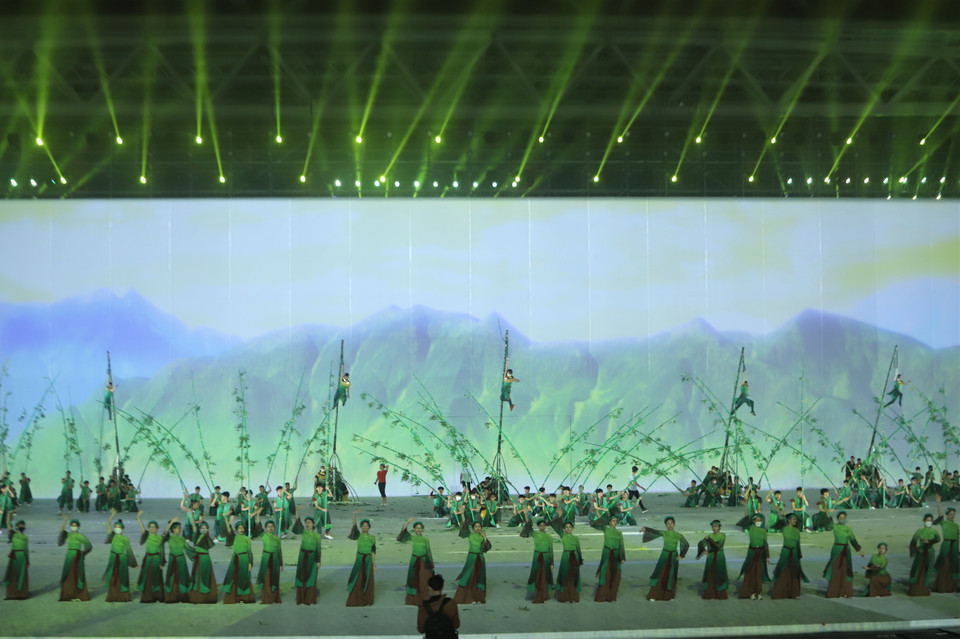 Điểm nhấn của Lễ khai mạc SEA Games 31 là sự kết hợp, hỗ trợ mạnh mẽ của công nghệ hiện đại như trình chiếu hình ảnh đồ họa (Mapping), công nghệ thực tế ảo tăng cường (Augmented Reality - AR), công nghệ thực tế mở rộng (Extended Reality - EX)... (Ảnh: PV/Vietnam+)