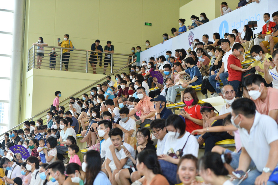 Rất đông khán giả có mặt tại Cung thể thao dưới nước Mỹ Đình để cổ vũ cho các vận động viên. (Ảnh: PV/Vietnam+)