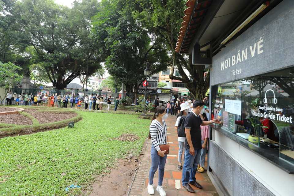 Quầy bán vé trước cửa Văn Miếu lúc nào cũng có hàng đoàn khách dài chờ mua vé vào trong. (Ảnh: Hoài Nam/Vietnam+)