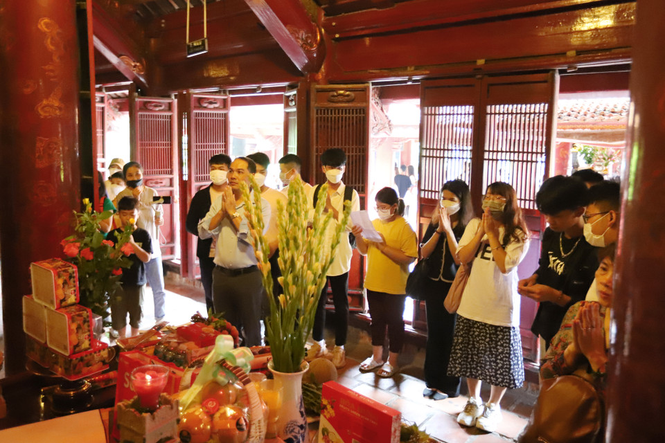 Từng nhóm phụ huynh lần lượt thành kính dâng lễ, thắp hương cầu mong cho con em thuận lợi vượt vũ môn trong kỳ thi tới. (Ảnh: Hoài Nam/Vietnam+)