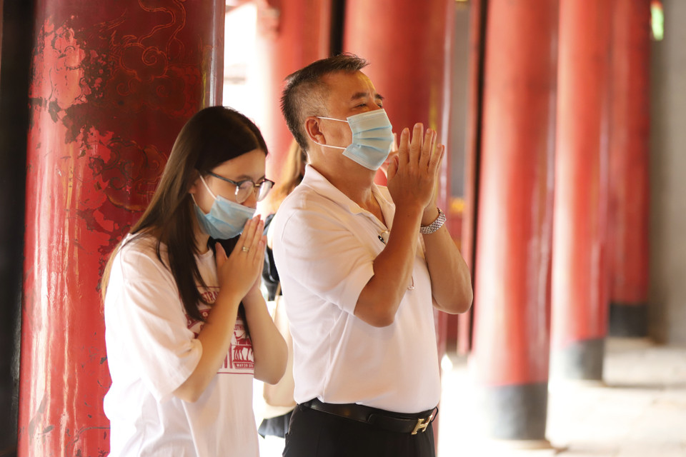 Đến Văn Miếu, phụ huynh và học sinh đều mong sẽ có tâm thế tốt nhất để chuẩn bị cho kỳ thi. (Ảnh: Hoài Nam/Vietnam+)