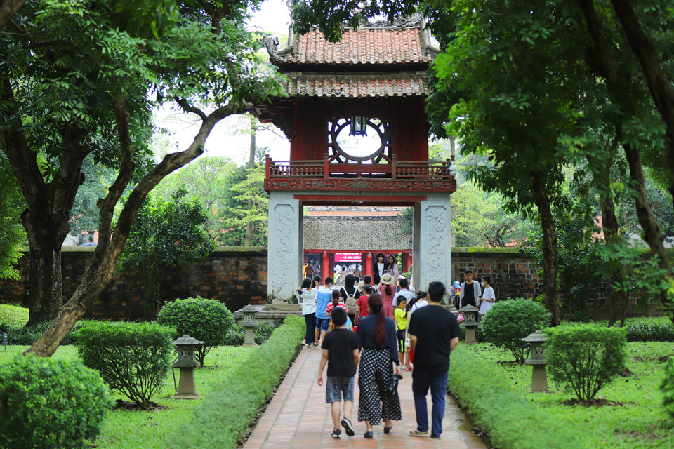 Kỳ thi tuyển sinh vào lớp 10 Hà Nội năm nay diễn ra trong 2 ngày 18 và 19/6 với ba môn Ngữ văn, Ngoại ngữ và Toán. Cụ thể, ngày 17/6, thí sinh làm thủ tục dự thi. Sáng 18/6, thí sinh thi Ngữ văn (120 phút), chiều thi Ngoại ngữ (60 phút). Sáng 19/6, thí sinh thi Toán (120 phút). (Ảnh: Hoài Nam/Vietnam+)