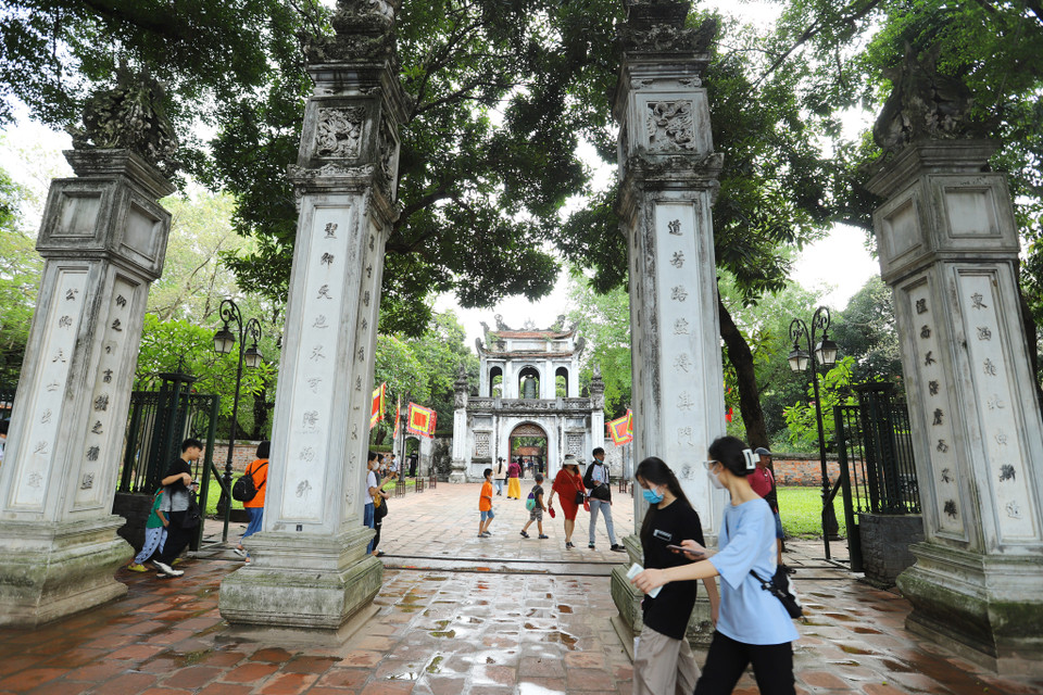 Từ sáng sớm 15/6, Văn Miếu Quốc Tử Giám đã đón rất nhiều lượt khách đa phần là bậc phụ huynh cùng con em đến thắp dương, xin chữ trước ‘cuộc chiến cam go’ vào lớp 10 sắp tới. (Ảnh: Hoài Nam/Vietnam+)
