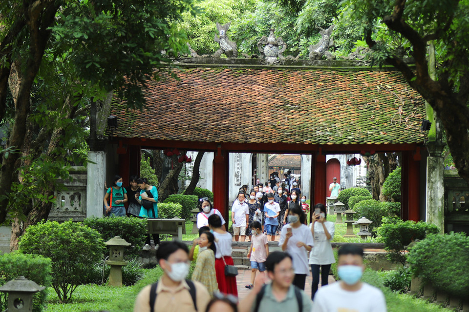 Chỉ còn 2 ngày nữa, kỳ thi tuyển sinh vào lớp 10 tại Hà Nội sẽ bắt đầu. Như đã thành thông lệ, trước các kỳ thi vượt cấp quan trọng, Văn Miếu Quốc Tử Giám lại tấp nập chào đón các sỹ tử và phụ huynh. (Ảnh: Hoài Nam/Vietnam+)