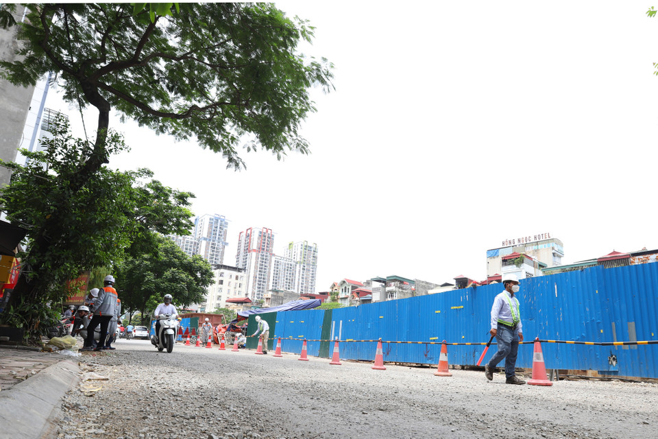 Hiện tại (ngày 16/6) trên đoạn đường 413-415 Vũ Tông Phan các phương tiện đã có thể lưu thông bình thường, nhà thầu vẫn đang tiếp tục xử lí để trả lại hiện trạng mặt đường ban đầu. (Ảnh: Hoài Nam/Vietnam+)