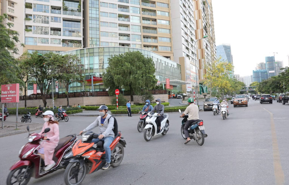 Đối với phân luồng một chiều trên phố Hoàng Ngân, các phương tiện chỉ được di chuyển theo hướng từ phố Hoàng Ngân ra Hoàng Minh Giám. (Ảnh: Hoài Nam/Vietnam+)