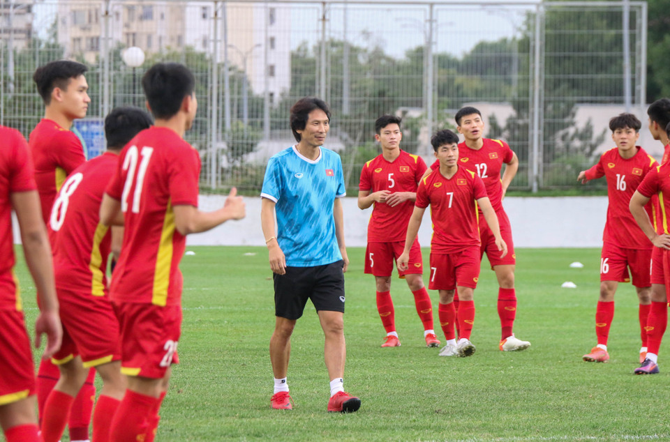 Huấn luyện viên Gong Oh-kyun như thường lệ rất sát sao trong mỗi buổi tập, đồng thời tạo không khí vui vẻ, tươi tắn cho toàn đội. (Ảnh: VFF)