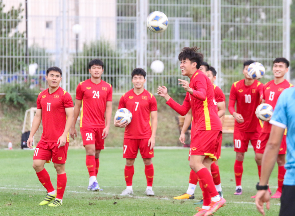 Ông Gong yêu cầu các cầu thủ phải thường xuyên giao tiếp với nhau trong quá trình thi đấu nhằm tạo tính gắn kết trong lối chơi. (Ảnh: VFF)