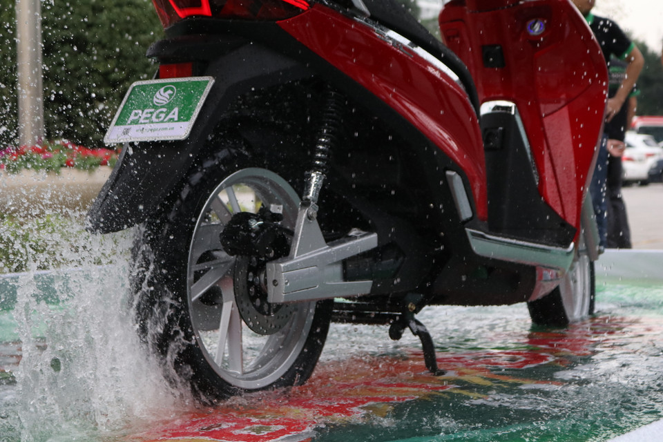 Chiếc xe có khả năng vận hành lên tới 65km/h và đi được 120km cho một lần sạc đầy. (Ảnh: Minh Hiếu/Vietnam+)