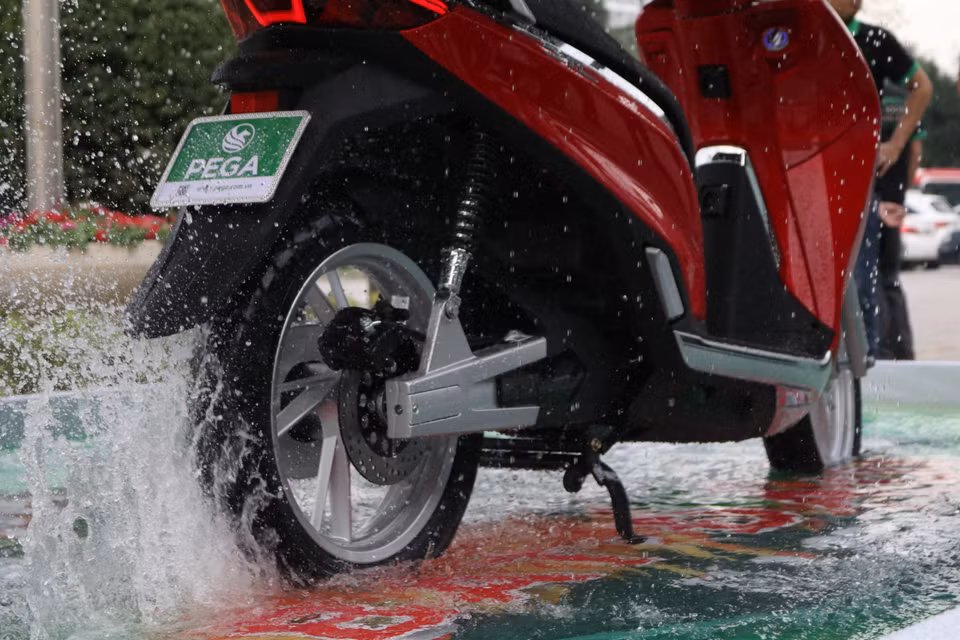Chiếc xe có khả năng vận hành lên tới 65km/h và đi được 120km cho một lần sạc đầy. (Ảnh: Minh Hiếu/Vietnam+)