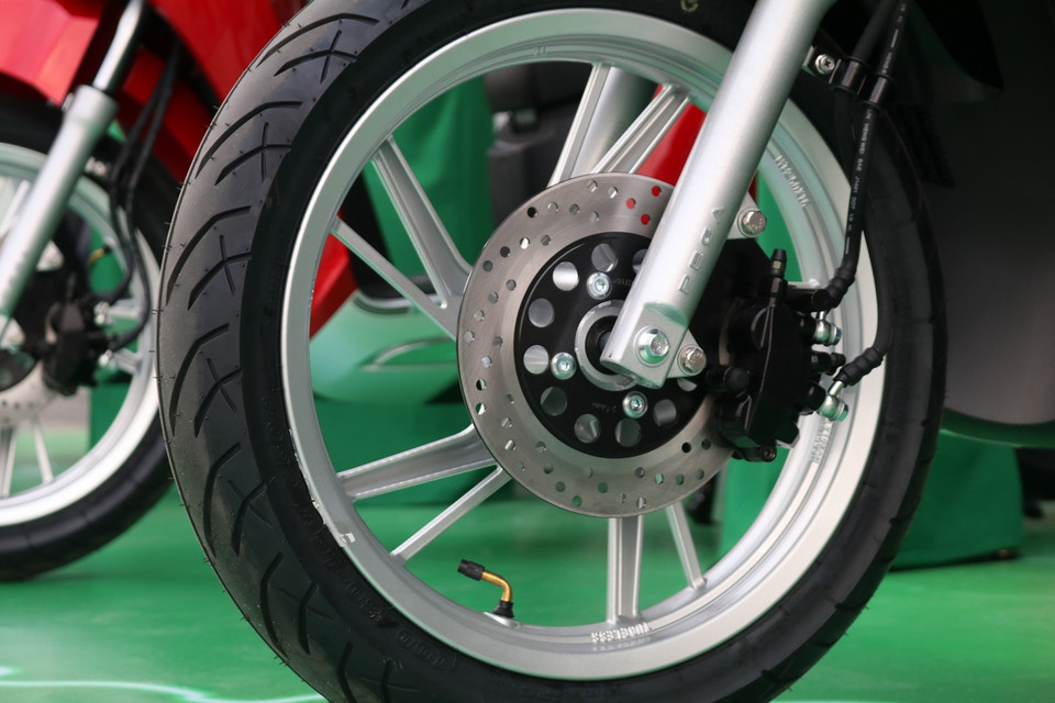 Ngoài ra, chiếc xe được trang bị bộ phanh CBS (Combi Brake System) giúp lực dừng phanh hiệu quả và an toàn hơn. (Ảnh: Minh Hiếu/Vietnam+)