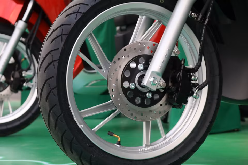 Ngoài ra, chiếc xe được trang bị bộ phanh CBS (Combi Brake System) giúp lực dừng phanh hiệu quả và an toàn hơn. (Ảnh: Minh Hiếu/Vietnam+)