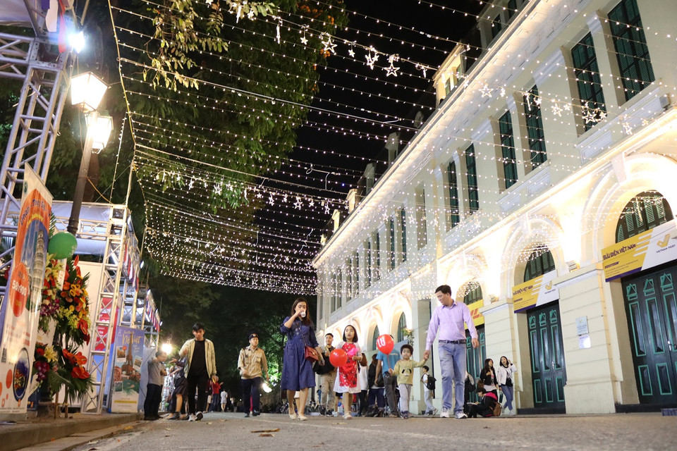 Người dân Thủ đô và du khách sẽ được đắm chìm trong không gian Pháp với không gian mô phỏng các cửa hàng kiểu Pháp cùng đèn hoa rực rỡ. (Ảnh: Minh Hiếu/Vietnam+)