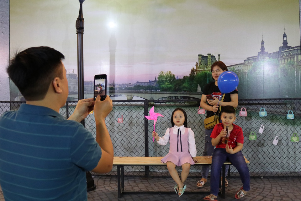 Một con đường tranh 3D đã được dựng lên để du khách có thể thưởng thức trọn vẹn một nét văn hóa của nước Pháp. (Ảnh: Minh Hiếu/Vietnam+)