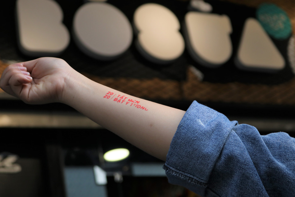 Thông qua sự kiện, chiến dịch Tắt đèn Bật ý tưởng mong muốn truyền cảm hứng cho thế hệ ý thức trách nhiệm cao đối với các vấn đề môi trường đặc biệt là tiêu dùng thời trang. (Ảnh: Minh Hiếu/Vietnam+)