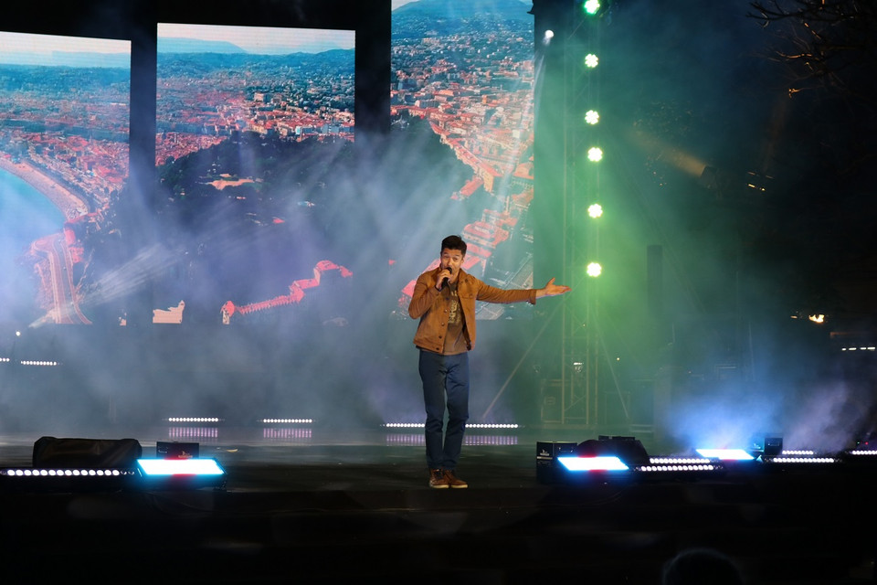 Phần trình diễn sôi động của chàng ca sĩ trẻ người Pháp. (Ảnh: Minh Hiếu/Vietnam+)