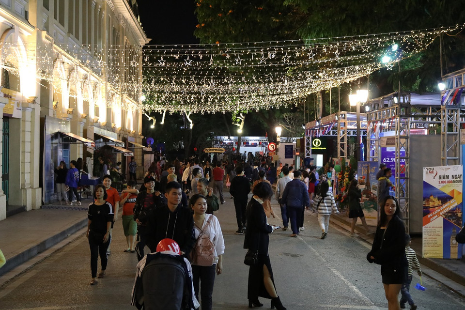 Lễ hội Balade en France diễn ra từ ngày 10/1 đến 18h00 ngày 12/1 tại Tượng đài Lý Thái Tổ (Hà Nội) sẽ mang đến không gian Paris đầy hoa lệ và náo nhiệt, giúp du khách trải nghiệm văn hóa nước Pháp ngay giữa lòng Hà Nội. (Ảnh: Minh Hiếu/Vietnam+)