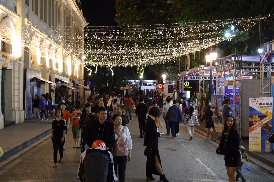 Lễ hội Balade en France diễn ra từ ngày 10/1 đến 18h00 ngày 12/1 tại Tượng đài Lý Thái Tổ (Hà Nội) sẽ mang đến không gian Paris đầy hoa lệ và náo nhiệt, giúp du khách trải nghiệm văn hóa nước Pháp ngay giữa lòng Hà Nội. (Ảnh: Minh Hiếu/Vietnam+)