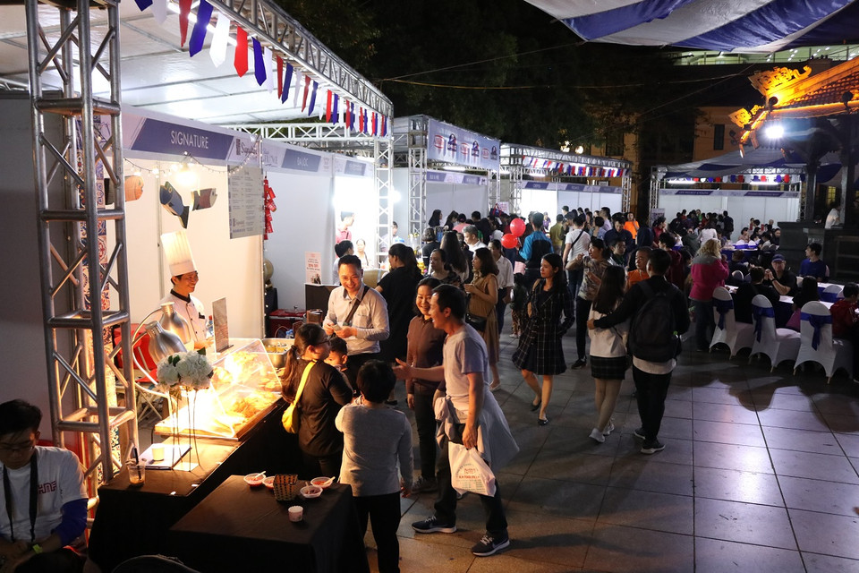 Du khách sẽ được thưởng thức nhiều món ăn ngon, độc đáo cùng các sản phẩm thủ công, nông sản đặc biệt của Pháp tại 40 gian hàng của lễ hội. (Ảnh: Minh Hiếu/Vietnam+)