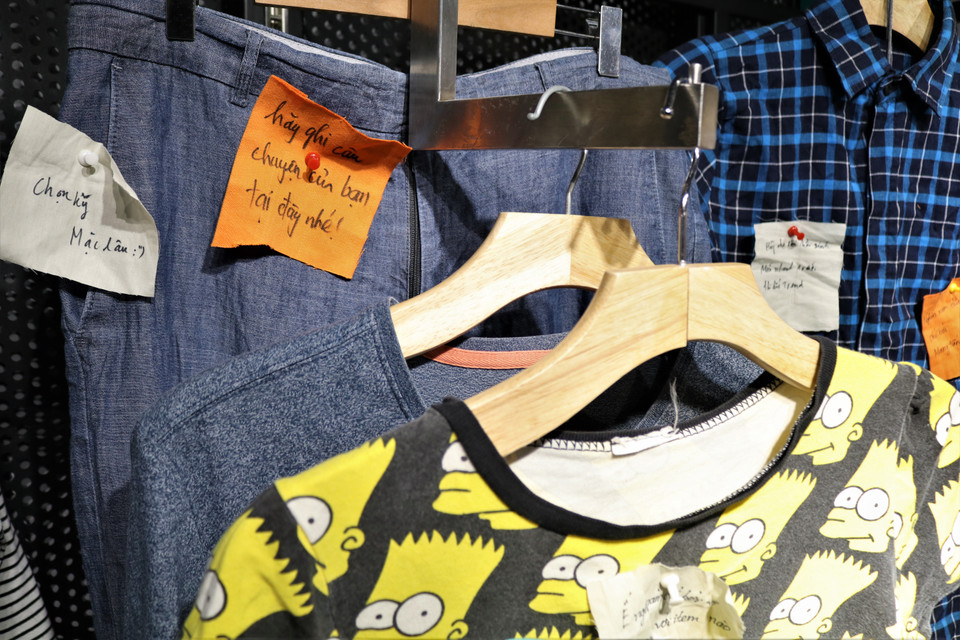 Những thông điệp về tái chế quần áo cũ được những bạn trẻ gửi gắm. (Ảnh: Minh Hiếu/Vietnam+)