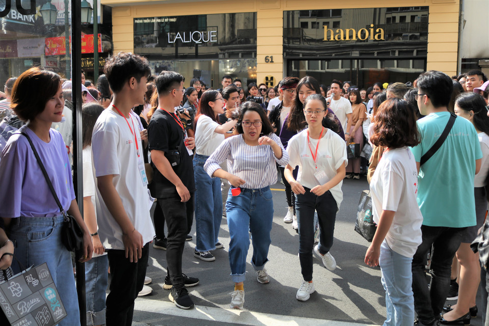 Các bạn trẻ thích thú tham gia các hoạt động tương tác tại sự kiện. (Ảnh: Minh Hiếu/Vietnam+)