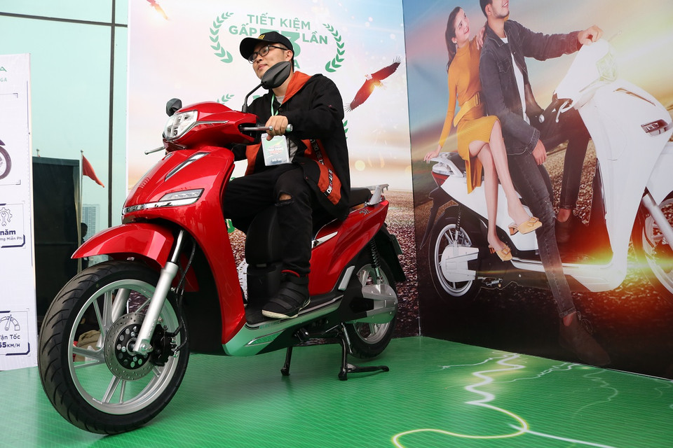 Mẫu xe điện PEGA eSH sử dụng bộ vành 5 chấu kép, đỡ bộ khung có phần to lớn hơn cả Honda SH 2020 với kích thước cơ sở là 2230x1150x750mm và chiều cao là 780mm và trọng lượng 155kg. (Ảnh: Minh Hiếu/Vietnam+)