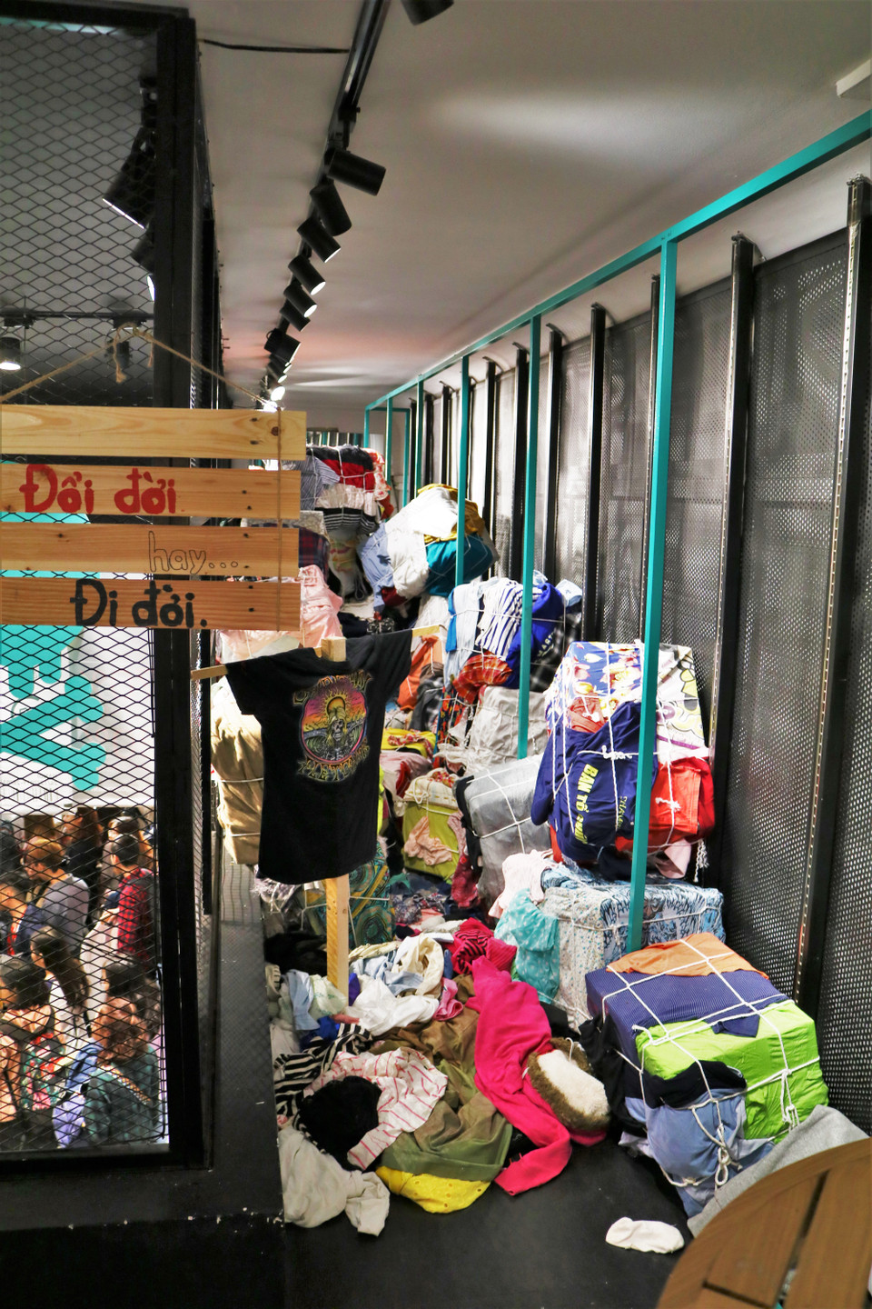 Bạn Đỗ Việt Anh - trưởng ban tổ chức chiến dịch Tắt đèn bật ý tưởng 2020 - chia sẻ: "Từ năm 2018, thế giới ghi nhận sự bùng nổ của vấn nạn rác thải thời trang của ngành công nghiệp sản xuất và tiêu dùng thời trang nhanh. Mỗi năm, môi trường của chúng ta phải hứng chịu hơn 500 triệu tấn quần áo bị thải ra, hơn 1 triệu tấn vi sợi cùng 3 triệu thùng dầu đang bị đổ ra biển, 84% quần áo thiêu huỷ tạo ra 12% khí nhà kính..." (Ảnh: Minh Hiếu/Vietnam+)