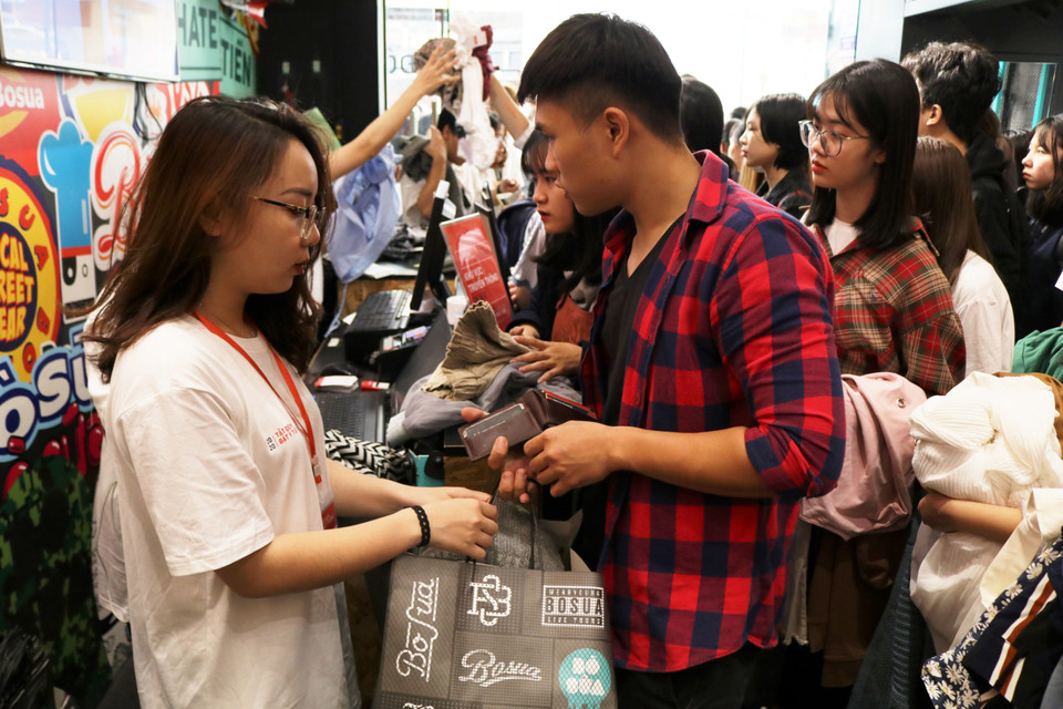 Một trong những hoạt động nổi bật của Garage Sale lần này phải kể đến hoạt động “mang 3 đổi 1”. Việc mang đi nhiều hơn mang về không chỉ có ý nghĩa giảm thiểu lượng rác thải thời trang hướng tới một môi trường sống xanh mà còn tạo thêm không gian cho tủ quần áo. (Ảnh: Minh Hiếu/Vietnam+)