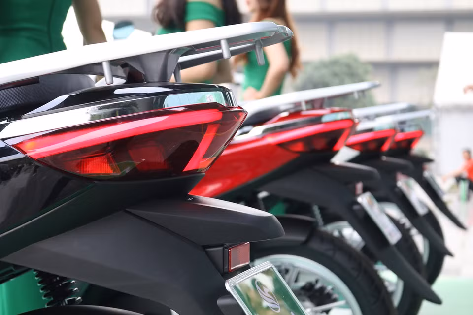 Giống như Honda SH, chiếc xe điện eSH này có thiết kế đuôi xe bo tròn mềm mại, mang lại cảm giác khá nữ tính. (Ảnh: Minh Hiếu/Vietnam+)