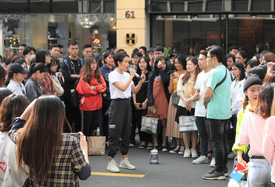 Tham gia với vai trò đại sứ của chiến dịch Tắt Đèn Bật ý tưởng 2020, hot vlogger Giang ơi đã có mặt tại Hà Nội vào sáng nay để chia sẻ về các vấn đề rác thải và lan tỏa thông điệp ‘xanh’ tới các bạn trẻ Hà Nội có mặt tại sự kiện. (Ảnh: Minh Hiếu/Vietnam+)