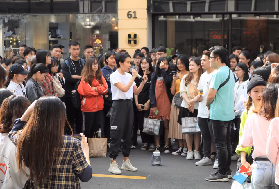 Tham gia với vai trò đại sứ của chiến dịch Tắt Đèn Bật ý tưởng 2020, hot vlogger Giang ơi đã có mặt tại Hà Nội vào sáng nay để chia sẻ về các vấn đề rác thải và lan tỏa thông điệp ‘xanh’ tới các bạn trẻ Hà Nội có mặt tại sự kiện. (Ảnh: Minh Hiếu/Vietnam+)