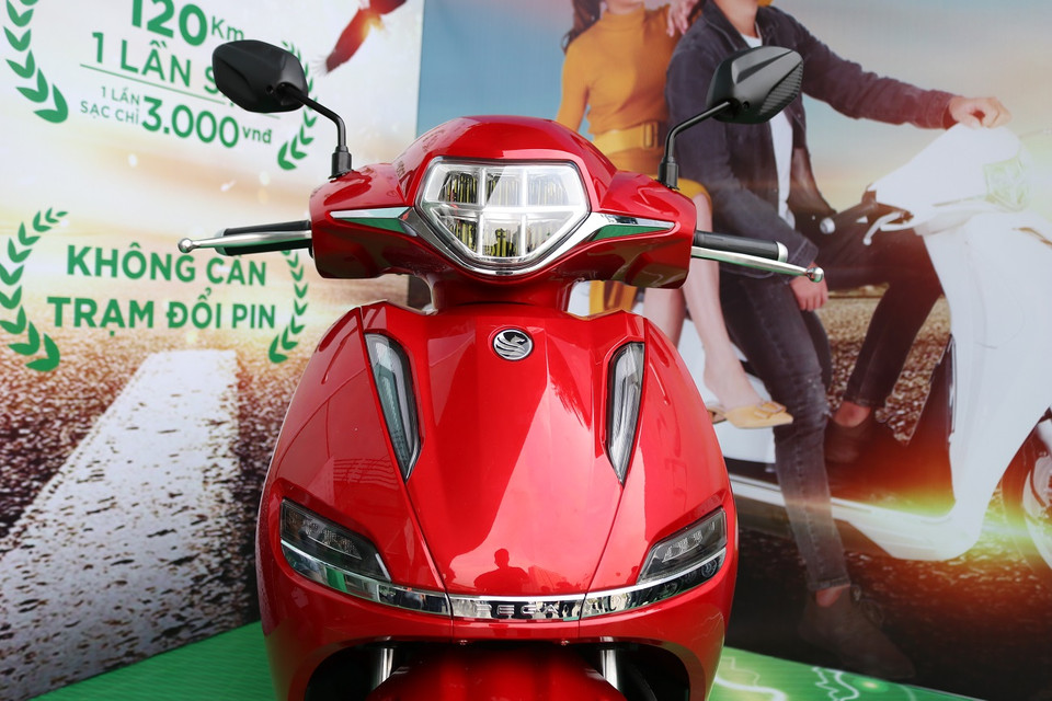 Chiếc xe được trang bị full đèn LED cho ánh sáng mềm và công suất lớn hơn. (Ảnh: Minh Hiếu/Vietnam+)