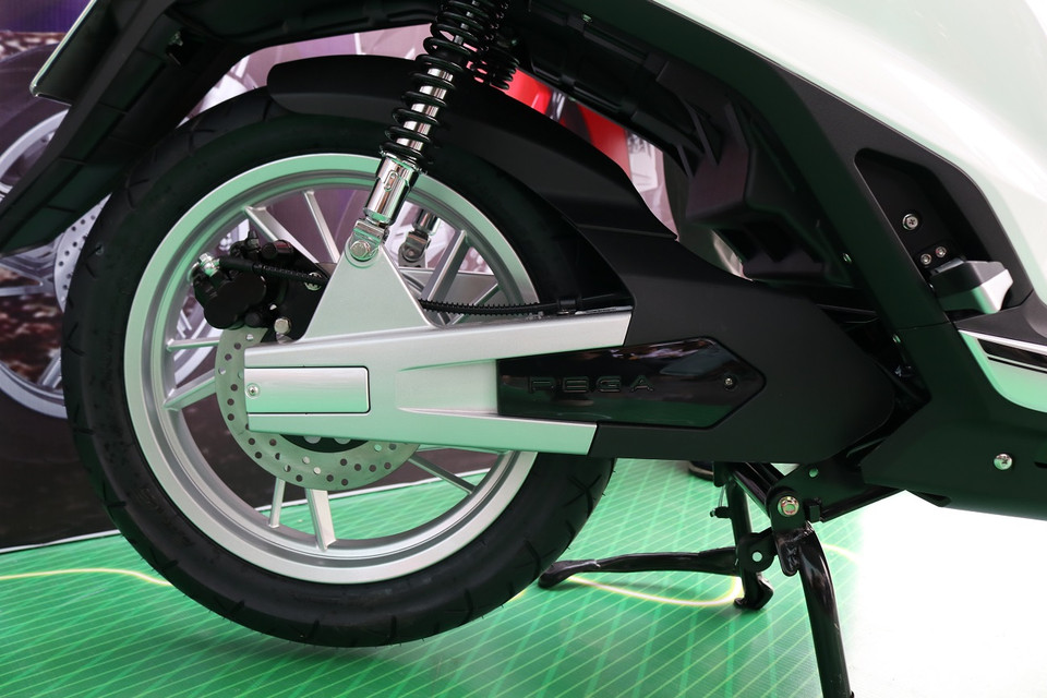 Điều đáng nói nhất ở chiếc xe ‘SH điện” này là được trang bị Động cơ đồng bộ nam châm vĩnh cửu (PMSM) mới nhất cho công suất cực đại là 5,3 mã lực và mô-men xoắn đạt 140 Nm. Theo nhà phân phối, động cơ này chỉ có ở trên các dòng ô tô điện như Tesla 3, Chevy Bolt hay Nissan Leaf,… (Ảnh: Minh Hiếu/Vietnam+)