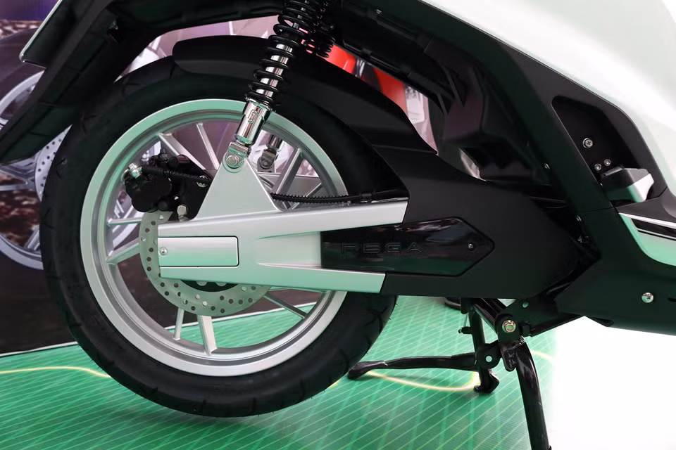 Điều đáng nói nhất ở chiếc xe ‘SH điện” này là được trang bị Động cơ đồng bộ nam châm vĩnh cửu (PMSM) mới nhất cho công suất cực đại là 5,3 mã lực và mô-men xoắn đạt 140 Nm. Theo nhà phân phối, động cơ này chỉ có ở trên các dòng ô tô điện như Tesla 3, Chevy Bolt hay Nissan Leaf,… (Ảnh: Minh Hiếu/Vietnam+)