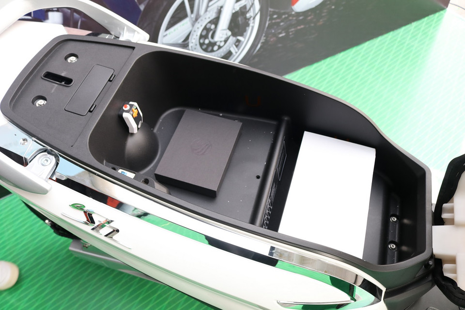 Cốp chiếc xe này khá rộng, có thể để được khoảng 2 mũ bảo hiểm cỡ vừa. Ngoài ra còn được trang bị thêm cổng sạc USB và đèn soi. (Ảnh: Minh Hiếu/Vietnam+)