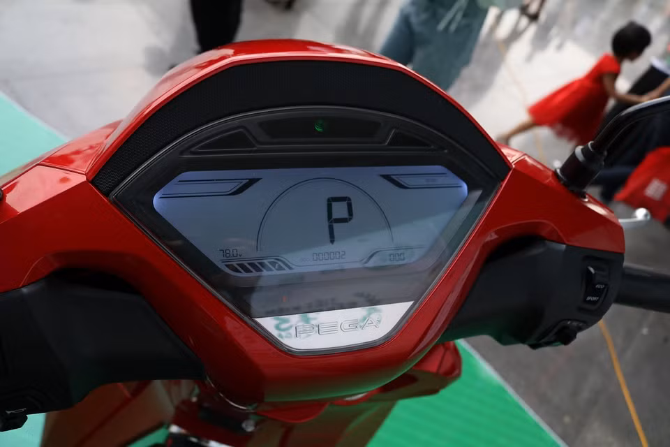 PEGA eSH được trang bị đồng hồ hiển thị điện tử LCD thông thường, không có gì đặc biệt. (Ảnh: Minh Hiếu/Vietnam+)