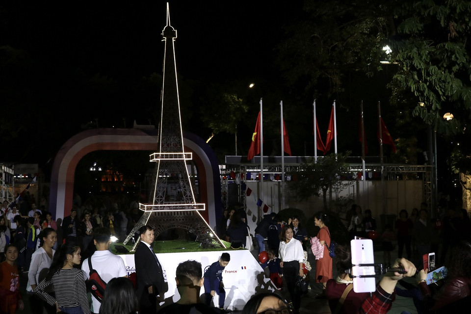 Tháp Eiffel tại nước Pháp mộng mơ là nơi để các cặp đôi treo các móc khóa tượng trưng sự bền vững của tình yêu. (Ảnh: Minh Hiếu/Vietnam+)