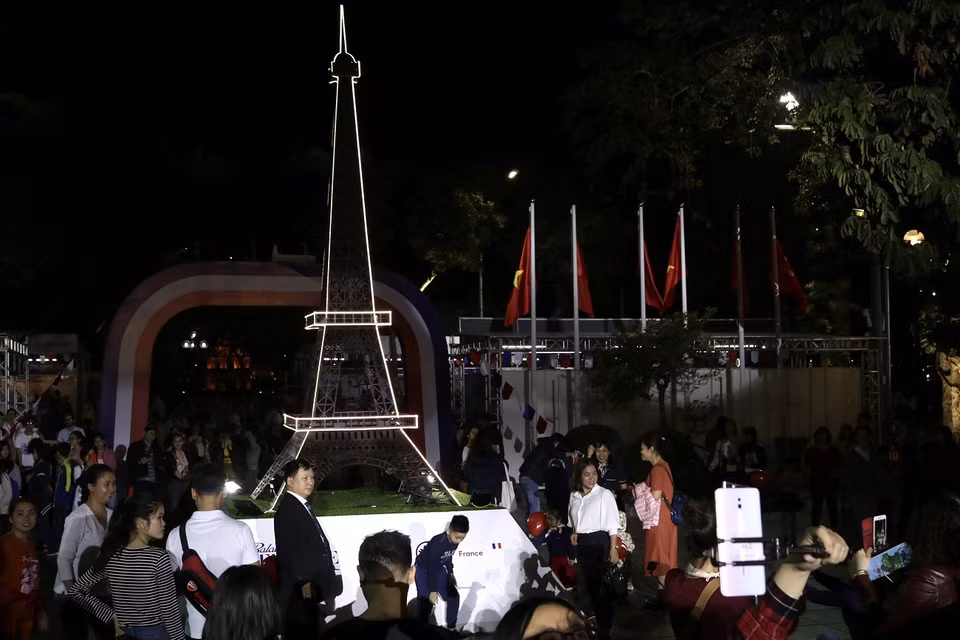 Tháp Eiffel tại nước Pháp mộng mơ là nơi để các cặp đôi treo các móc khóa tượng trưng sự bền vững của tình yêu. (Ảnh: Minh Hiếu/Vietnam+)