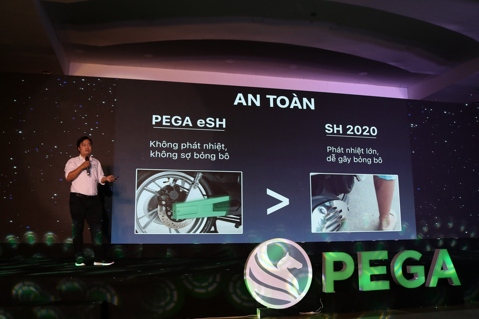 Tại lễ ra mắt xe, ông Đoàn Linh, CEO của PEGA chia sẻ tham vọng của mình khi muốn trực tiếp ‘đối đầu’ với mẫu xe tay ga Honda SH. (Ảnh: Minh Hiếu/Vietnam+)