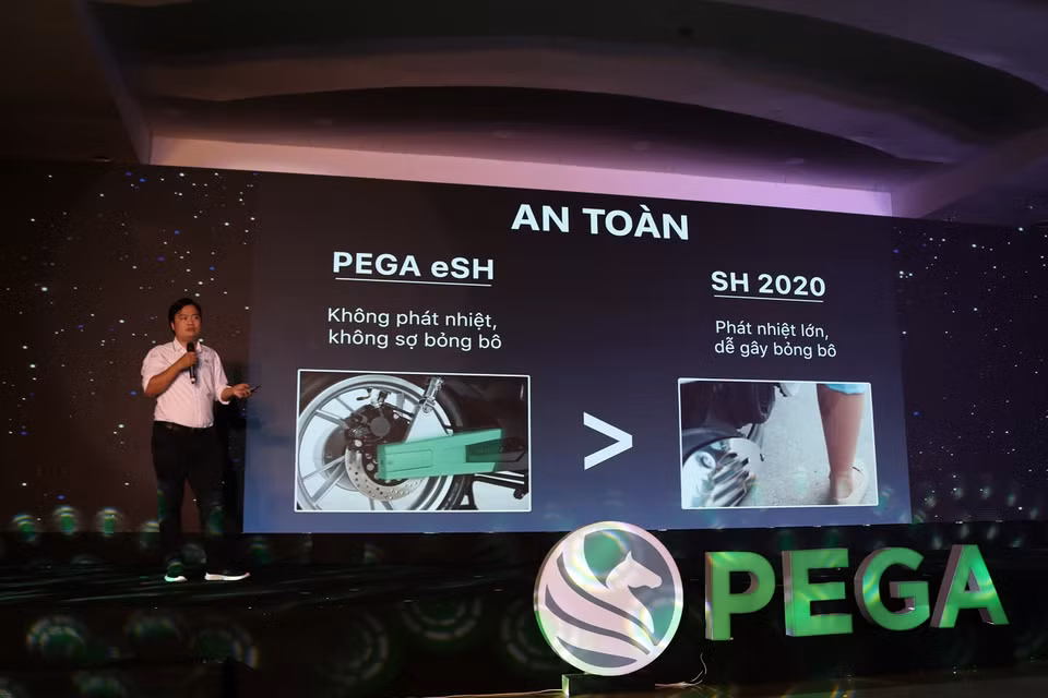 Tại lễ ra mắt xe, ông Đoàn Linh, CEO của PEGA chia sẻ tham vọng của mình khi muốn trực tiếp ‘đối đầu’ với mẫu xe tay ga Honda SH. (Ảnh: Minh Hiếu/Vietnam+)