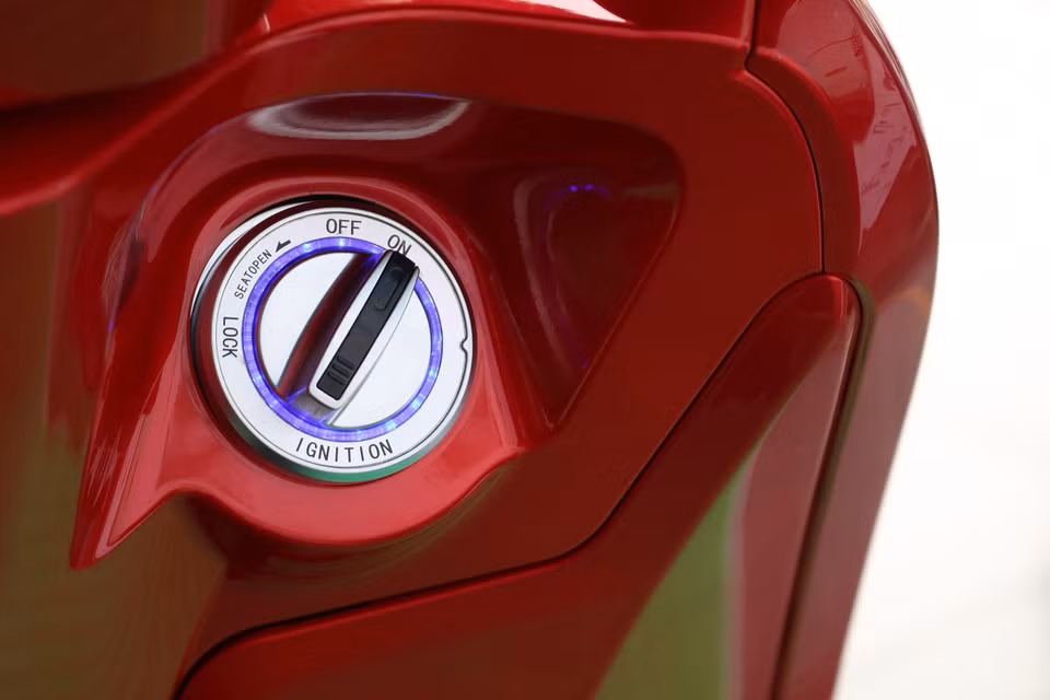 Chiếc xe này được trang bị khá nhiều công nghệ như hệ thống khóa smartkey hiện đại chỉ có trên các mẫu xe ga phổ thông hiện nay. (Ảnh: Minh Hiếu/Vietnam+)