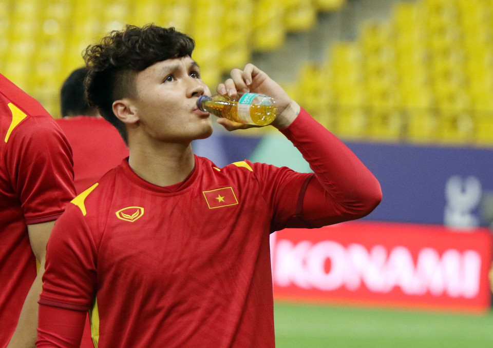 Các cầu thủ phải thi đấu trong điều kiện thời tiết khô, nóng nên phải liên tục bù nước. (Ảnh: VFF) 